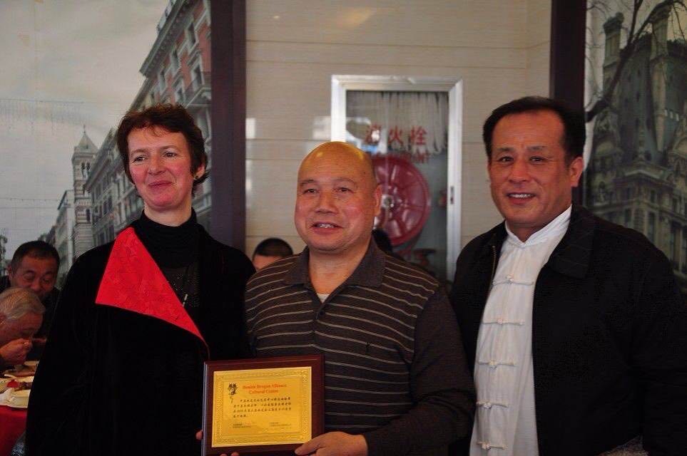 Shou Guan Shun with DDA's Rose Oliver & Wang Ming Bo - receiving a plaque to commemorate DDA's 2010 Gala